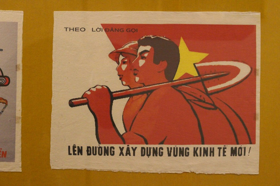 La exposición de carteles se inauguró el 16 de octubre pasado en el segundo piso del Museo de la Prensa de Vietnam, que también constituye la sede de la Asociación de Periodistas de Vietnam en la calle Duong Dinh Nghe. La exhibición cuenta con mil 10 pósteres conmemorativos por el aniversario 1010 de la fundación de la antigua capital Thang Long, realizados por el periodista Tran Dang Tien, ex director general de la Radio la Voz de Vietnam. La muestra incluye imágenes y documentos de alto valor histórico sobre el desarrollo de la antigua capital Thang Long, la vida de los pobladores vietnamitas en ¨el período de subvención¨ y los logros de Hanoi en la etapa de la Renovación y sus progresos en la integración internacional (Foto: Minh Anh / Vietnam +)
