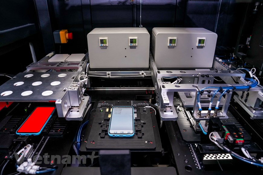 El producto combina la calidad y el rendimiento sobresaliente de Vinsmart y la belleza elegante y exquisita de Pininfarina, una de las empresas líderes a nivel mundial en el campo del diseño industrial y arquitectónico. Se da a conocer al público en el presente año. En tal sentido, ambas partes trabajarán juntas para crear un estilo específico para la nueva generación de teléfonos inteligentes de la marca Vsmart, incluidos el diseño del cuerpo, el método de visualización y el lenguaje operativo. En la actualidad, VinSmart ha logrado un crecimiento espectacular, que representa un 16,7 por ciento de la cuota de mercado de teléfonos inteligentes en Vietnam después de solo 15 meses de operación. (Fuente:Vietnamplus)