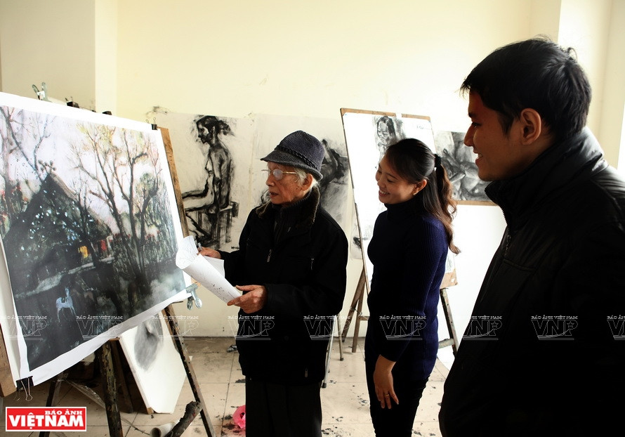 Según expertos, sus obras tienen un estilo único y distintivo, lo cual se refleja en su composición simple y rítmica, con colores suaves y delicados. Con personajes familiares y sencillos, y su forma particular de pintar, Nguyen Thu ha creado un espacio romántico en sus obras. Laboriosidad y creatividad en sus técnicas han convertido la desventaja que tiene este material para la pintura en una ventaja sobresaliente, una diferencia que no se encuentra en otro material. 