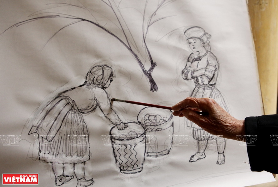  El artista Nguyen Thu esboza una pintura sobre seda.