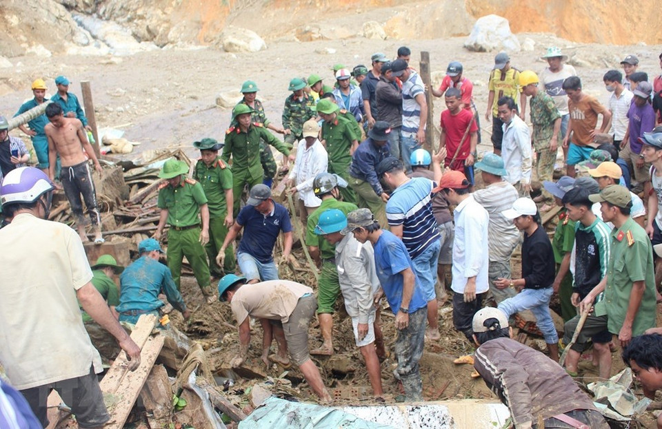 Las fuerzas de salvamento abren el camino hacia la zona del deslave de tierra en la comuna de Tra Leng. (Foto: Vy Thi / VNA)