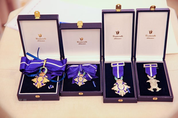 La Orden del Mérito Civil, instituida por el rey Alfonso XIII en 1926, se concede a ciudadanos españoles o extranjeros que hayan realizado méritos de carácter civil, tales como servicios relevantes al Estado o labores extraordinarias. Personas de nacionalidad extranjera pueden ser acreedoras de la condecoración siempre que hayan prestado servicios distinguidos a España o una notable colaboración en todos aquellos asuntos que redunden en beneficio de la nación europea. (Fuente: VNA)