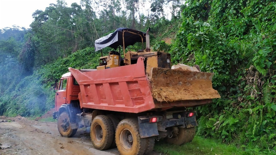 Vehículos entran en el área del deslizamiento de tierra en la comuna de Tra Leng (Foto: Tran Le Lam / VNA)