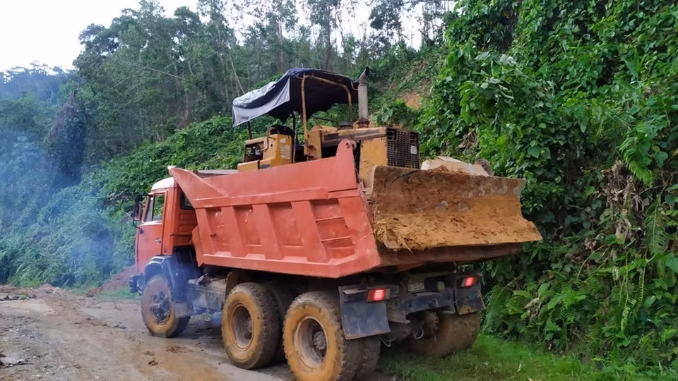 Vehículos entran en el área del deslizamiento de tierra en la comuna de Tra Leng (Foto: Tran Le Lam / VNA)