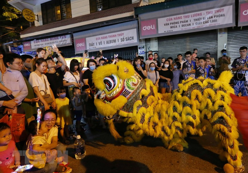 Una actividad divertida en Hang Ma (Fuente:VNA)