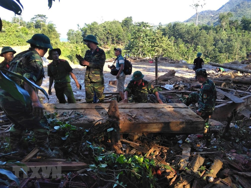 Las fuerzas de salvamento abren el camino hacia la zona del deslave de tierra en la comuna de Tra Leng. (Foto: Vy Thi / VNA)