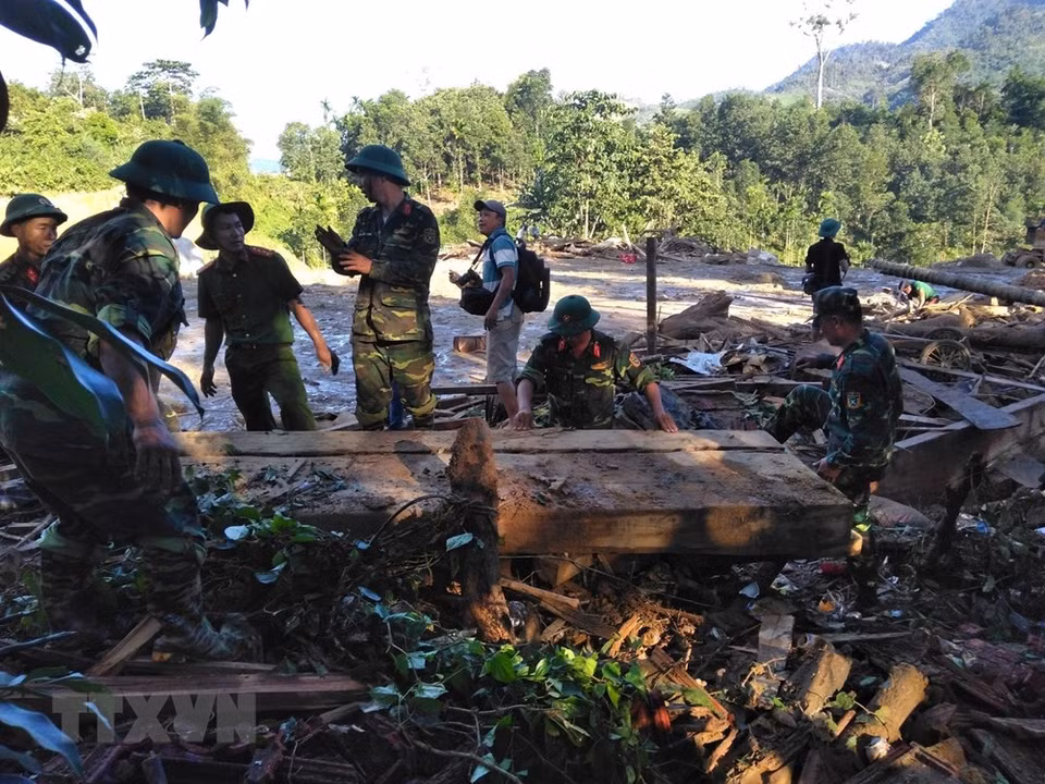 Las fuerzas de salvamento abren el camino hacia la zona del deslave de tierra en la comuna de Tra Leng. (Foto: Vy Thi / VNA)