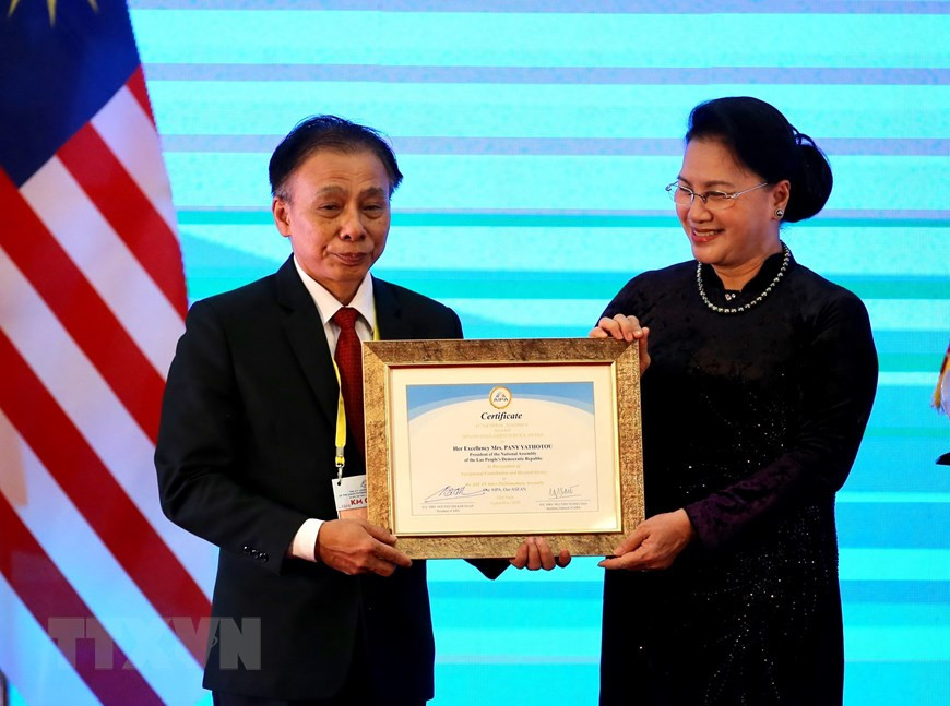 La presidenta del Parlamento de Vietnam, Nguyen Thi Kim Ngan, entrega al presidente de la Asamblea Nacional de Laos, Pany Tathotou, el certificado de mérito por sus aportes sobresalientes a AIPA, a través de un representante de la Embajada de Vientiane en Hanoi (Fuente:VNA)