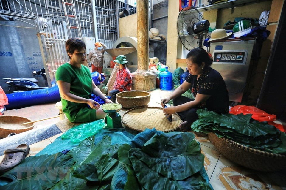 Solo hay dos temporadas para hacer el Com en un año. El mejor Com se hace en la época de cosecha de agosto a octubre del calendario lunar y es llamado Com Thu (Com de otoño) (Fuente: VNA)
