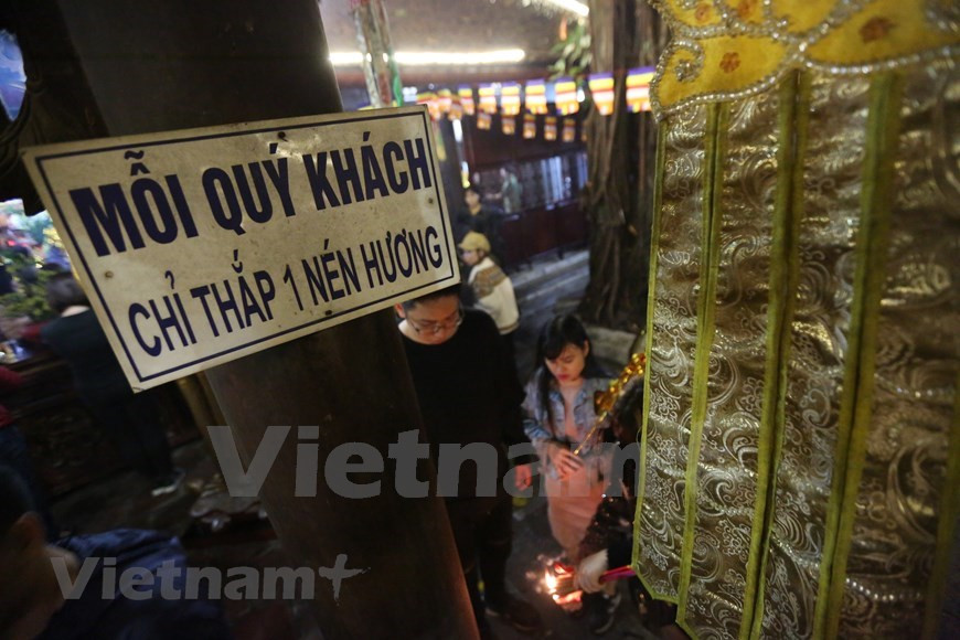 En los primeros días del año nuevo lunar o el Tet, las pagodas en esta capital milenaria están repletas de gente que acude para orar por la prosperidad, la bondad, la alegría y la felicidad. La pagoda Ha es famosa por ser un lugar sagrado en Hanoi. Por eso, desde los primeros días del Tet muchos jóvenes acuden al establecimiento en el cual colocan inciensos, rezan por la paz y lo más importante, oran por amor. Esta no es una actividad supersticiosa, sino que se ha convertido en una cultura aceptada por los jóvenes, como un deseo de amor verdadero. (Foto: Minh Son/Vietnam+)