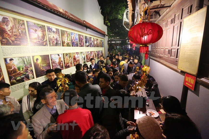 Esta tradición se ha convertido en una actividad infaltable en la vida espiritual, pues la gente visita la pagoda luego del término del lanzamiento de los fuegos artificiales por el año nuevo. Los primeros días del año son el momento perfecto para ir a la pagoda Ha a rezar por el encanto y la suerte en la vida. En los días festivos por el año nuevo lunar, deje los líos de la vida para venir a la pagoda Ha una vez para orar un amor favorable y encontrar tu verdadera mitad para que no te sientas solo más. Aunque la pagoda Ha es verdaderamente sagrada, solo es efectiva para aquellos que son sinceros. (Minh Son/Vietnam+)
