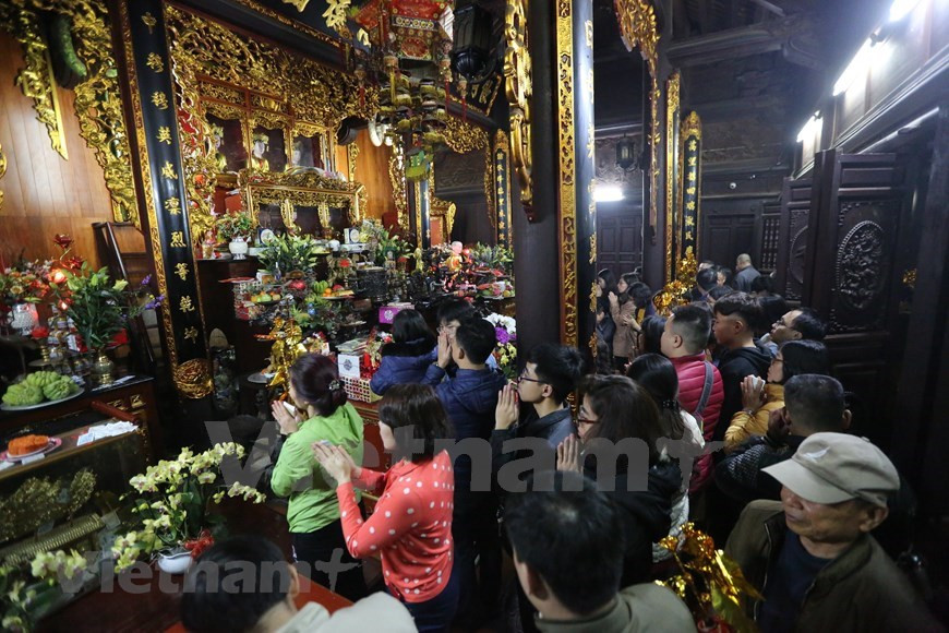 Numerosos ciudadanos de esta capital acuden a los centros de religión para rendir tributo al Buda y pedir suerte y fortuna por un año nuevo lleno de prosperidad y felicidad. Esta costumbre se ha convertido en una belleza cultural y espiritual en la vida de todos los vietnamitas en general y de los hanoienses en particular. Y con la pagoda Ha, cada vez que llega la primavera, muchos jóvenes vienen aquí esperando el amor verdadero. Esta no es una actividad supersticiosa, sino que se ha convertido en una cultura aceptada por los jóvenes, como un deseo de amor verdadero. (Foto: Minh Son/Vietnam+)
