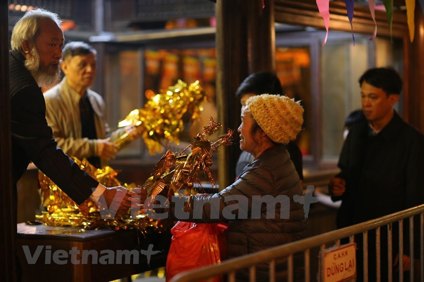 El carácter sagrado de este establecimiento hace que los solteros quieran venir a orar para conocer a su verdadera pareja. El año nuevo es una oportunidad que muchas personas acudan a la pagoda a rezar por la buena suerte de sus familias, trayectorias profesionales y amor. No hay leyendas antiguas sobre el amor de parejas en la pagoda, pero la gente sigue contando sobre el lugar del amor más sagrado de Hanoi. El primer día del año, la gente reza por la paz y la felicidad. También hay personas solteras que se invitan entre sí a la pagoda solo porque esperan encontrar la otra mitad de su vida. (Minh Son/Vietnam+)