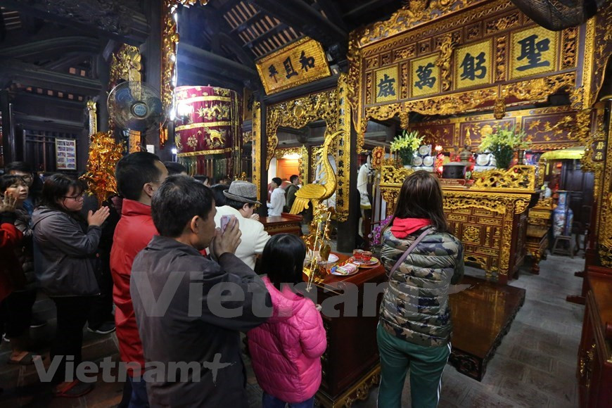 Los hanoienses visitan los centros de culto en ocasión del año nuevo lunar para rendir tributo al Buda y pedir suerte y fortuna por un año próspero. Y con la pagoda Ha, cada vez que llega la primavera, muchos jóvenes vienen aquí esperando el amor verdadero. Esta no es una actividad supersticiosa, sino que se ha convertido en una cultura aceptada por los jóvenes, como un deseo de amor verdadero. Acudir a la pagoda Ha a principios de año también es un momento para que las personas se sumerjan en el lugar espiritual, dejando atrás muchas dificultades de vida. En la puerta del Buda, en medio de un espacio puro, cada persona sentirá que su corazón se vuelve más suave y sereno. (Foto: Minh Son/Vietnam+)