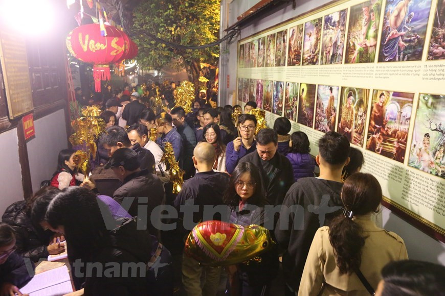 Visitar la pagoda en los primeros días del año nuevo lunar o el Tet es una hermosa característica cultural de los vietnamitas cada vez que llegue la primavera. Al ir a la ceremonia matrimonial en la pagoda Ha, en esta capital milenaria, lo mejor es ir solo. Se suele preparar la ofrenda para el acto de forma sencilla, sin ser demasiado quisquilloso, pero sincero. Vístase seriamente con un escote ajustado y los pantalones largos cuando ingrese a un lugar sagrado. No digas blasfemia u otras malas palabras. Y no olvide apagar el teléfono y no haga el ruido en el establecimiento. (Minh Son/Vietnam+)