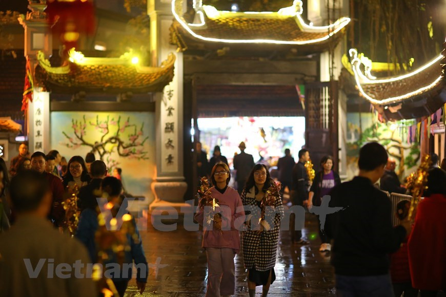 Sobre la construcción de la pagoda Ha, existen dos leyendas asociadas con el rey Ly Thanh Tong. Pero no hay cuentos relacionados con el amor entre parejas. Sin embargo, la gente todavía "susurra" entre sí a lo largo de los años, "dibujando" la imagen de la pagoda unida al amor. Muchas personas que tienen dificultades en la vida matrimonial esperan que el amor sea todo lo favorable. Esta tradición se ha convertido poco a poco en una actividad infaltable en la vida espiritual, pues la gente visita la pagoda luego del término del lanzamiento de los fuegos artificiales por el año nuevo. (Minh Son/Vietnam+) 