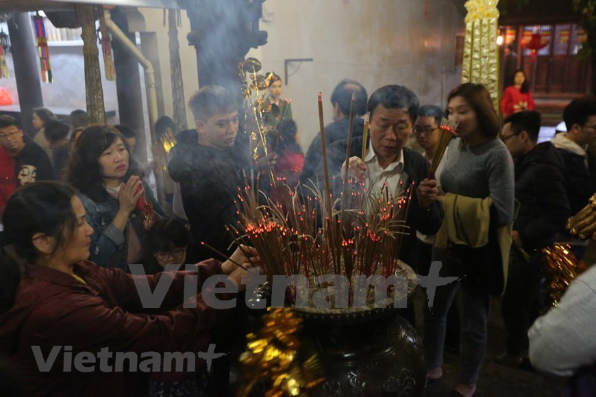 En el momento de la entrada del año nuevo lunar o el Tet en vietnamita, los visitantes acuden a las pagodas para rendir tributo al Buda y pedir suerte y fortuna por un año prospero. Visitar las pagodas se ha convertido en una actividad espiritual de los pobladores de Hanoi que llegan para orar por un año lleno de felicidad, alegría y prosperidad. La pagoda de Ha en esta ciudad ha pasado por muchos años de altibajos y la actualidad aún conserva su belleza superficial. Este es un lugar famoso entre los jóvenes, especialmente los solteros que vienen para orar por amor. (Foto: Minh Son/Vietnam+)