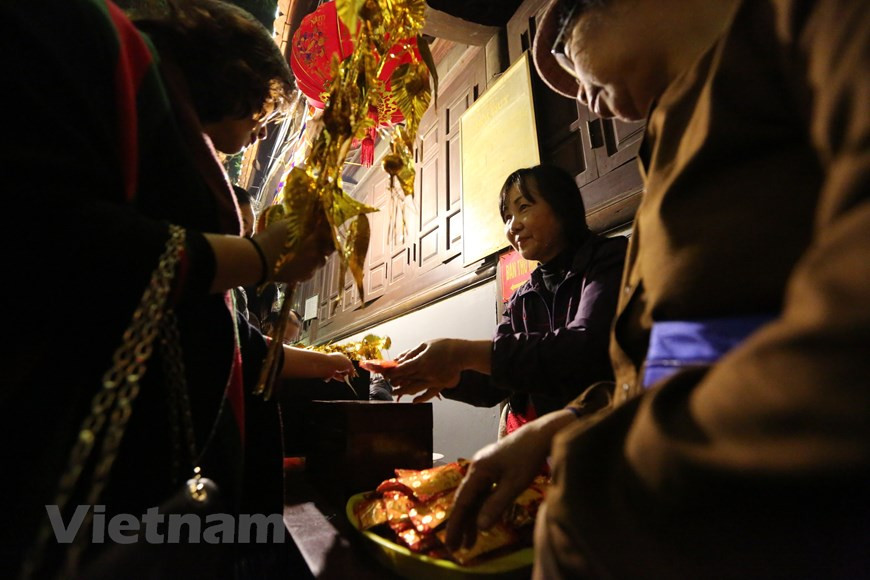 En cuanto a la historia de esta pagoda, existen dos leyendas. Según la primera, la pagoda se remonta desde la dinastía del rey Ly Thanh Tong (1054-1072). En ese momento, el emperador tenía más de 40 años pero no tenía hijos, por lo que fue a un templo en Dich Vong para orar él mismo. Luego su esposa dio a luz al príncipe Can Duc, luego coronado como Ly Nhan Tong. El establecimiento más tarde cambió su nombre a la pagoda Thanh Chua. En el camino de regreso, el rey visitó otro templo y ofreció dinero para reparar el sitio. Esta pagoda es en realidad pagoda Ha. (Foto: Minh Son/Vietnam+)
