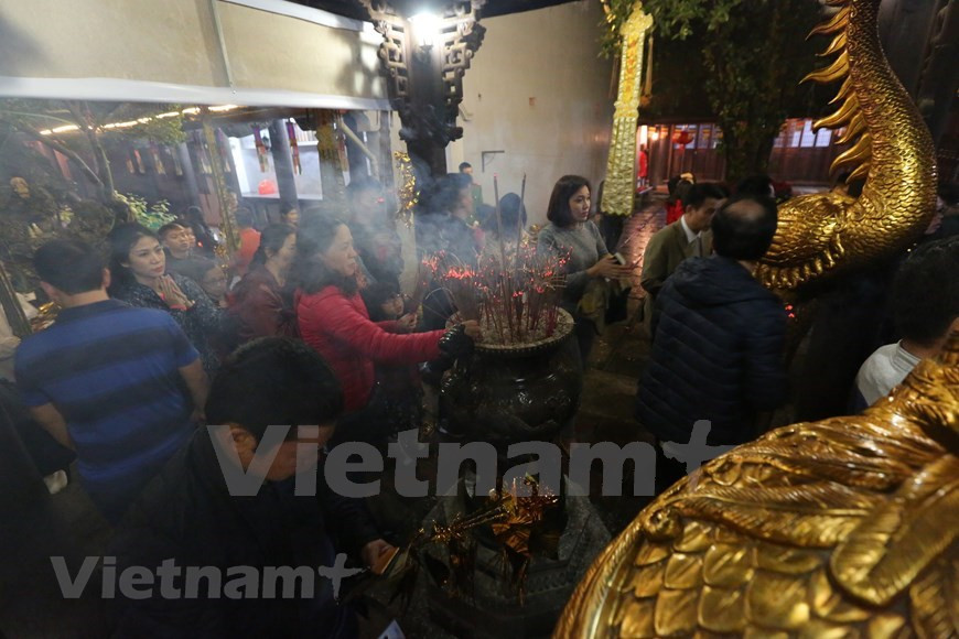 Acudir a las pagodas para rendir tributo a los antepasados y pedir suerte y fortuna se ha convertido en una tradición y una actividad infaltable en el año nuevo. Según la creencia de algunos, si desea orar por amor, ir a la pagoda Ha, en Hanoi, del 1 de enero al 15 de enero del calendario lunar, tendrá ciertos efectos. De ahí corren las buenas noticias, muchas personas aspiran que vengan aquí para orar en el día de la luna llena de enero lunar, encontrarán el amor verdadero, y las parejas que tienen problemas en el amor, se lo resolverán y sus sentimientos se fortalecerán. (Foto: Minh Son/Vietnam+)