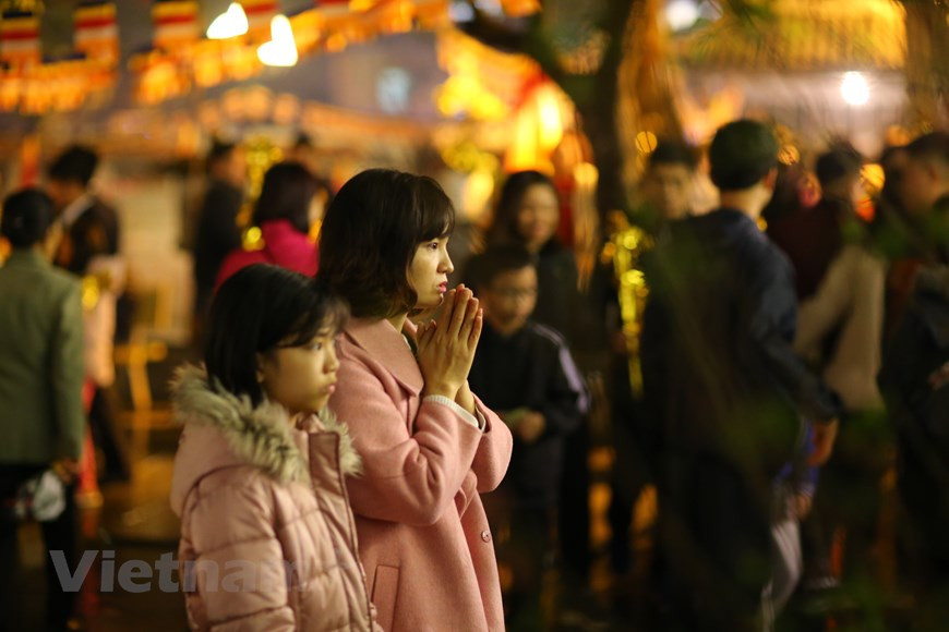 La pagoda Ha está ubicada en una pequeña calle que lleva el mismo nombre del establecimiento de culto en la zona de Cau Giay, de la aldea de Dich Vong, también conocida como la aldea Vong, en esta capital. La aldea Vong es conocida por la elaboración de Com (copos verdes de arroz glutinoso). La Pagoda no solo es un destino sagrado y espiritual, sino también un destino turístico en Hanoi al que acuden muchos turistas. En los días festivos por el año nuevo lunar, muchos visitan la pagoda Ha una vez para orar un amor favorable y encontrar tu verdadera mitad. (Foto: Minh Son/Vietnam+)
