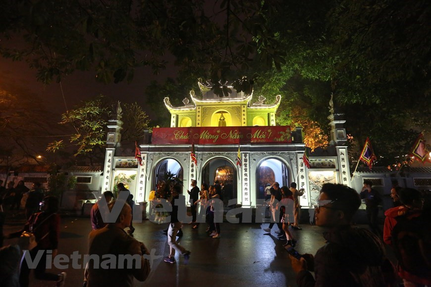 Muchos residentes, especialmente los jóvenes, acuden a la pagoda Ha en esta capital milenaria de Vietnam para rendir tributo al Buda y pedir suerte y fortuna por un año prospero. Muchos jóvenes creen en el milagro de la pagoda Ha. Los hombres y mujeres solteros que vienen aquí para rezar por la gracia encuentran rápidamente a su amante, por lo que el comienzo del año siempre es una oportunidad para que los jóvenes vengan aquí para orar por el amor. También muchos traen ofrendas para rezar por el matrimonio. Todos piden sinceramente por encontrar la otra mitad de su vida. (Minh Son/Vietnam+) 