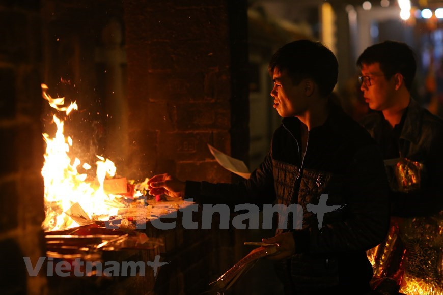 En la entrada del año nuevo lunar, muchos residentes acuden a los centros de culto para pedir suerte y fortuna por un año repleto de prosperidad y felicidad. Muchos hanoienses acuden a los establecimientos de culto para rendir tributo al Buda y pedir suerte y un año lleno de alegría, felicidad y prosperidad. Según la creencia de algunos, si desea orar por amor, ir a la pagoda Ha, en Hanoi, del 1 de enero al 15 de enero del calendario lunar, tendrá ciertos efectos. Por eso, desde los primeros días del Tet, muchos jóvenes acuden a las pagodas para colocar inciensos, rezar por la paz y lo más importante, por amor. (Foto: Minh Son/Vietnam+)