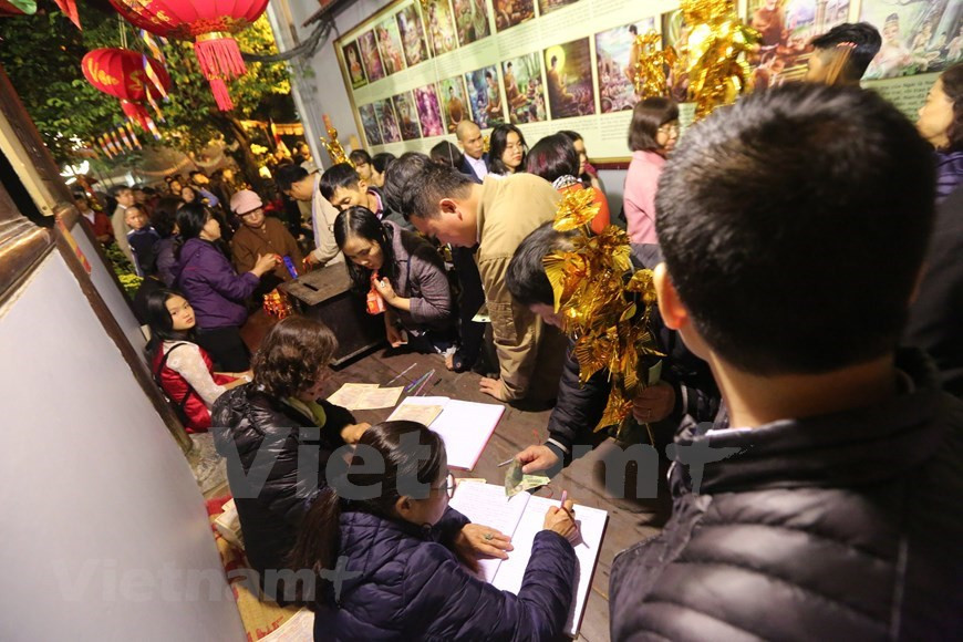 Otra leyenda cuenta que esta pagoda fue erigida durante el reinado del rey Le Thanh Tong (1460-1497) para mostrar su gratitud a los grandes líderes Nguyen Trai, Nguyen Xi y Dinh Liet que destronó a Nghi Dan y ayudarle a subir al trono. Durante muchos períodos históricos, la pagoda fue destruida muchas veces. Durante el reinado de Le Hy Tong (1675-1705), dos personas de la aldea de Tho Ha, de la provincia de Bac Giang, llegaron aquí para vender cerámica. Gracias al negocio exitoso, estas dos se ofrecieron como voluntarias para hacer un gran mérito con la gente del pueblo al reconstruir la pagoda con ladrillos y tejas en el año de Chinh Hoa (1680). (Foto: Minh Son/Vietnam+)
