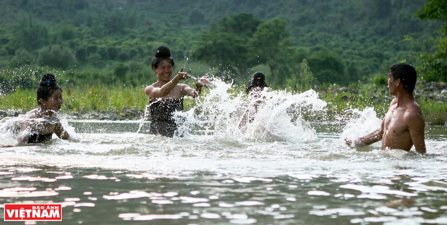 Mujeres de la minoría étnica Thai se relajan en el arroyo Pung Hon (Fuente: VNA)