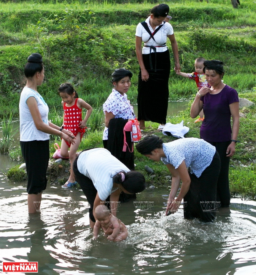 Los Thai de la aldea de Lieng llevan a los bebés recién nacidos a bañarse en el arroyo Pung Hon (Fuente:VNA)