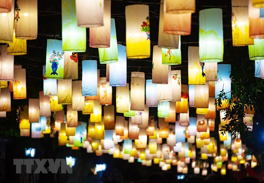 La calle de Phung Hung es decorada con miles de linternas tradicionales, acaparando la atención de los visitantes (Foto: VNA)