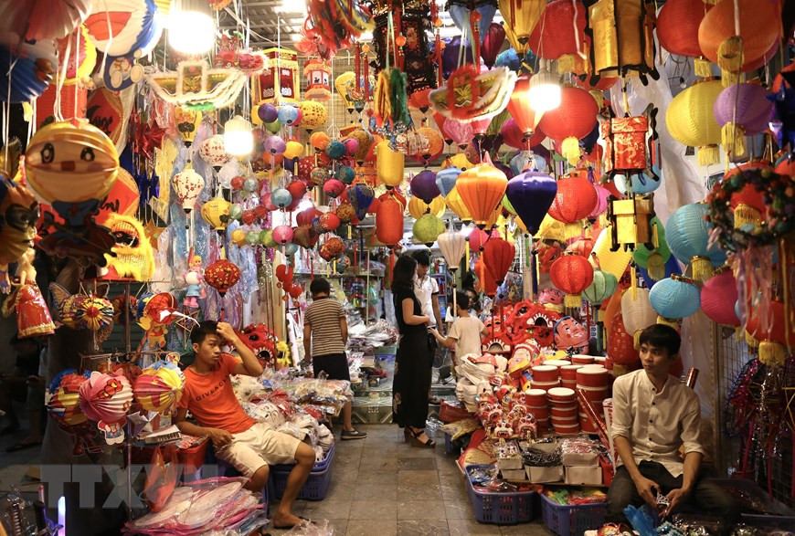 Tiendas en la calle Hang Ma se llenan de coloridas linternas tradicionales (Foto: VNA)
