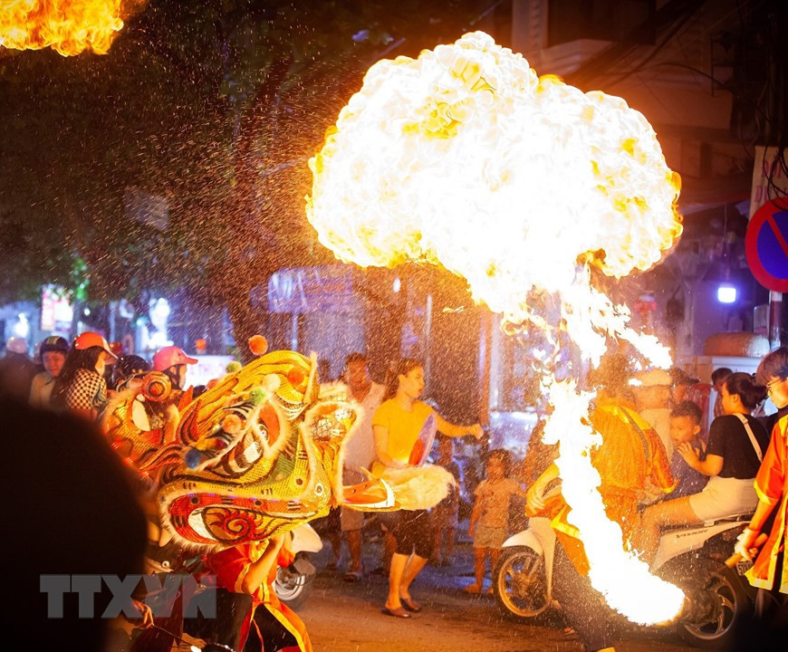 Espectáculo de danza de dragón en la calle de Hang Chieu (Foto: VNA)