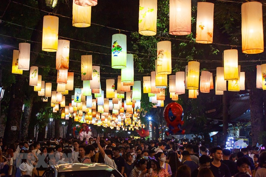 La calle de Phung Hung es decorada con miles de linternas tradicionales, acaparando la atención de los visitantes (Foto: VNA)