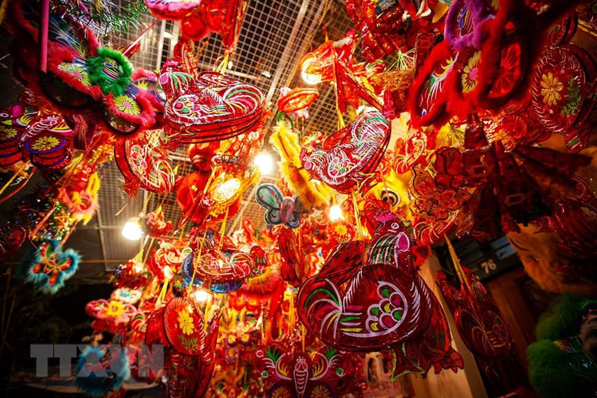 Las linternas tradicionales brillan en la noche del Festival del Medio Otoño (Foto: VNA)