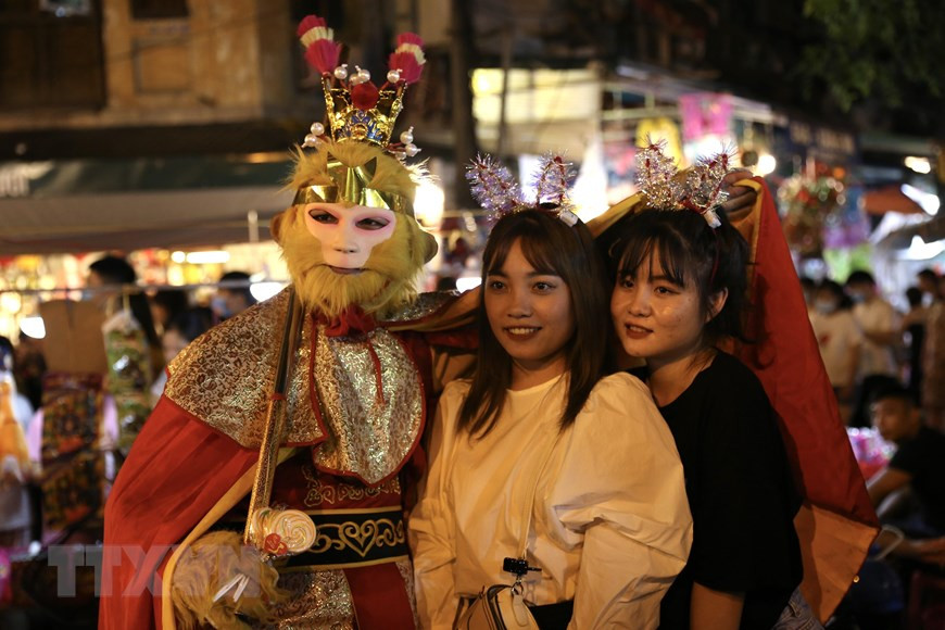 Los visitantes toman fotos con el cosplayer de Sun Wu-Kong (Rey Mono), famoso personaje ficticio de cultura china (Foto: VNA)