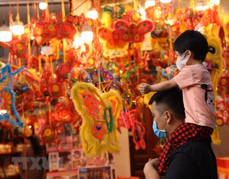 Cada Fiesta del Medio Otoño, las calles conocidas como el “reino de los juguetes” de Hanoi, se engalanan para atraer todas las miradas de los niños y los visitantes (Fuente: VNA)