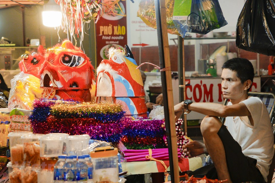 El dueño de una tienda en la calle Hang Ma dijo que debido a los impactos de la epidemia de COVID-19, la atmósfera de compra de juguetes en ocasión del Festival del Medio Otoño parece más tranquila que en años anteriores. (Foto: Minh Hieu / Vietnam +)