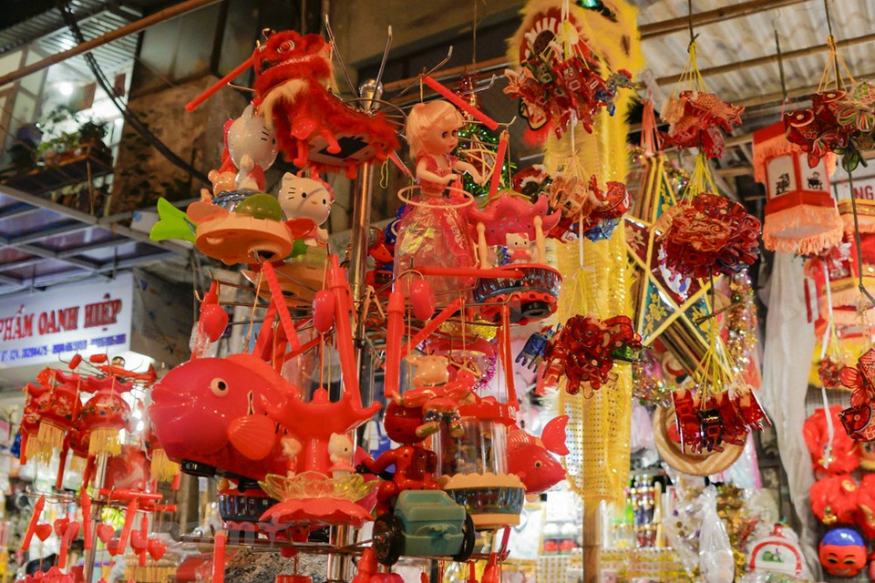 Debido a los impactos de la pandemia de COVID-19, los precios de los juguetes para los menores no han aumentado, y se mantienen igual los de 2019. (Foto: Minh Hieu / Vietnam +)