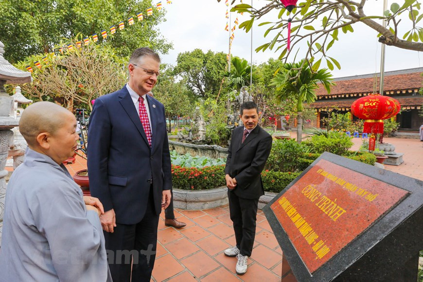 El diplomático se mostró emocionado por la bienvenida acogedora de los monjes de la pagoda y dijo sentirse impresionado por la arquitectura y la solemnidad del establecimiento de mil años de antigüedad. A diferencia del norte, en el sur el Tet llega en un clima tibio y soleado y las familias se reúnen en torno a las mesas a saborear el banh tet, que se sirve con cerdo asado con huevos cocidos y jugo de coco y se consume con abundancia cebollas saladas amargas. Otro favorito de este festín de colores y sabores es el melón amargo rellena de carne, delicia culinaria con el valor añadido de ser considerada, además de nutritiva, capaz de curar muchas dolencias por las virtudes de esa fruta, un aserto a recibir con atención, cuenta habida del conocimiento asiático de la medicina verde. (Foto: Vietnam+) 