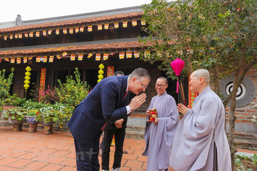 Además afirmó que el 2020, año en que se conmemora el 25 aniversario del establecimiento de las relaciones diplomáticas entre ambos países, constituye un hito importante para los dos pueblos. el embajador del país norteamericano observó que la nación indochina ha implementado políticas destinadas a intensificar la cooperación mediante la elevación del desempeño en el área internacional. La normalización de las relaciones ofrece beneficios para ambas partes, señaló y agregó que Washington respeta y reconoce el papel cada vez más relevante de Hanoi. Asimismo, destacó los logros económicos de Vietnam, país con gran responsabilidad en la región y el mundo y valoró que el rápido crecimiento vietnamita es un ejemplo a seguir. (Foto: Vietnam+) 