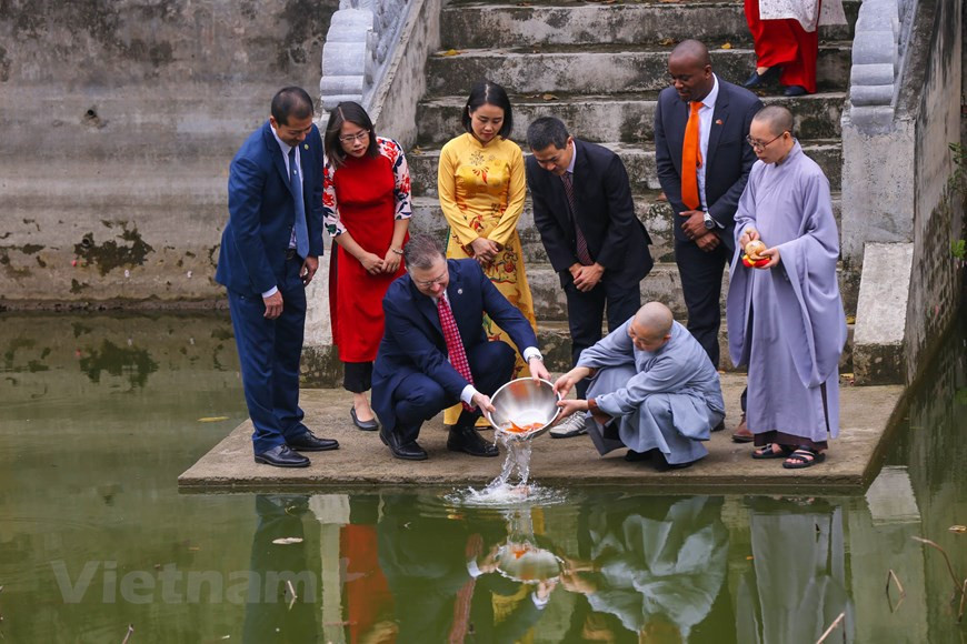 Antes de su partida, el embajador envió las mejores felicitaciones y deseos al personal de la pagoda y a todo el pueblo de Vietnam por un Tet feliz y alegre y un exitoso año. El Tet es ocasión para que los miembros de la familia y amigos se reúnan, y es también una fiesta para todas personas, con independencia de su género, edad, origen, posición social y capacidad financiera, recalcó, y agregó que esta celebración constituye una especial oportunidad para honrar la inclusión. A pesar de diversas formas de arreglo, lo más importante en cada Tet (Año Nuevo Lunar) de los vietnamitas es una ofrenda a los antepasados para expresar el agradecimiento y respeto. (Foto: Vietnam+) 