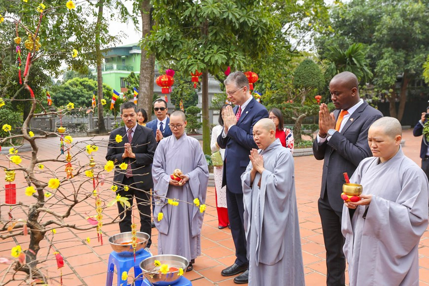 Antes de la liberación de los peces, el embajador estadounidense y los dignatarios y monjes de la pagoda Kim Lien oraron por un nuevo año de paz y prosperidad. Las dos partes tomaron en aquellas ocasiones importantes decisiones tales como el levantamiento del embargo comercial contra Vietnam en 1994, la normalización de las relaciones bilaterales en 1995 y el levantamiento de Estados Unidos del embargo de la venta de armas letales a Vietnam en 2016, hecho significativo que marca un avance en los lazos entre ambos países, señaló. Los nexos Vietnam-Estados Unidos fueron implementados desde hace más de 25 años, dijo y citó como evidencia la búsqueda iniciada desde 1988 de soldados estadounidenses desaparecidos en el territorio indochino. (Foto: Vietnam+) 