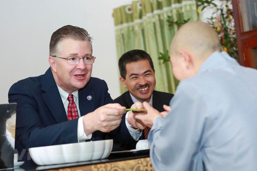 Kritenbrink compartió que este es su tercer Tet en Vietnam. Si en el primer año tuvo la experiencia de participar en la elaboración de banh chung (el pastel cuadrado de arroz). Los alimentos que los vietnamitas preparan durante el festival del Tet son variados y, el tiempo que las familias pasan juntos disfrutándolos, -téngase en cuenta que los festejos se extienden una semana- constituyen momentos inolvidables, preparatorios de la primavera, el momento del renacer de todas las cosas. El Tet es ocasión para que los miembros de la familia y amigos se reúnan, y es también una fiesta para todas personas, con independencia de su género, edad, origen, posición social y capacidad financiera, recalcó, y agregó que esta celebración constituye una especial oportunidad para honrar la inclusión. (Foto: Vietnam+) 