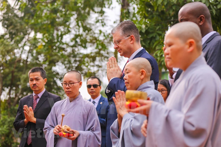 En las experiencias anteriores, Kritenbrink tuvo la oportunidad de aprender la receta del Banh Chung, así como sobre el sembrado de flores de melocotón, una planta típica en la ocasión. Por su belleza y elegancia, el Ao dai -túnica tradicional de las mujeres vietnamitas- se ha convertido en el vestido preferido para los vietnamitas en las ocasiones formales y ceremonias tradicionales, especialmente el Tet. En los últimos años, llevar un Ao dai para pasear durante el Tet se ha convertido en un hábito familiar de muchas mujeres, especialmente en las grandes ciudades. En ocasión del Tet, los vietnamitas prefieren usar un Ao dai rojo y de algunos otros colores destacados como verde, rosado, violeta y amarillo, los cuales son diseñados con materiales y modelos muy diversos. Como el hábito de llevar Ao dai en ocasión del Año Nuevo Lunar se pone de moda, los diseñadores deben poner en juego su máxima creatividad en los modelos, pero garantizando la identidad tradicional. (Foto: Vietnam+) 