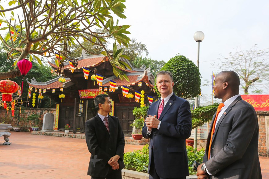 Como parte de las actividades por el Año Nuevo Lunar o Tet, el 16 de enero el embajador de Estados Unidos en Vietnam, Daniel J. Kritenbrink, realizó el acto tradicional de liberación de carpas en la pagoda Kim Lien en Hanoi. Desde tiempos inmemoriales, los vietnamitas acuden a las pagodas en los primeros días del Año Nuevo Lunar y este hábito se convirtió en una característica cultural en la vida espiritual de los pobladores. La pagoda se visita para conmemorar los antepasados y rezar por una familia feliz y próspera, mantener el alma relajada y saludar un año nuevo alegre. A diferencia de las desérticas calles capitalinas en el primer día del Tet (fiesta del Año Nuevo Lunar), se llenan de creyentes los templos de Phu Tay Ho, Ngoc Son y Quan Thanh o la pagoda de Tran Quoc, calificados como los lugares más santuarios en esta capital.(Foto: Vietnam+) 