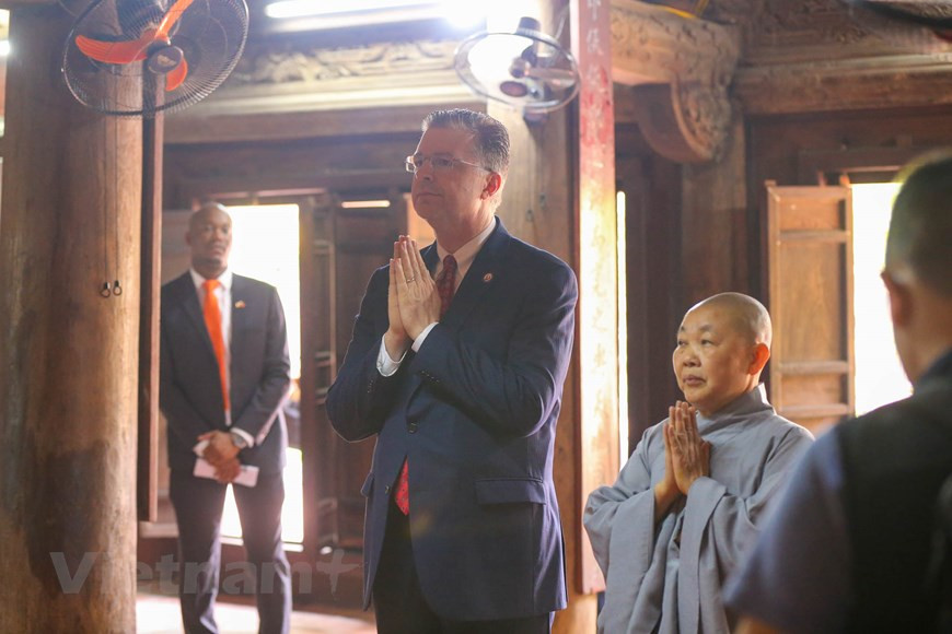 Si en el primer año tuvo la experiencia de participar en la elaboración de banh chung (pastel cuadrado de arroz) y el segundo exploró la historia de la flor de melocotón. El color verde de esta hoja representa a las plantas, las judías a las frutas maduras, y la carne de cerdo a los animales del planeta, mientras el arroz es sinónimo de la civilización arrocera. Según la leyenda vietnamita, la forma cuadrada del Banh Chung representa a la Madre Tierra, teñida de verde por las hojas. La guarnición está compuesta de frijol verde y carne de cerdo, que aluden a las plantas y animales que viven en la tierra. Para los vietnamitas, que dependían de la agricultura para vivir, el Banh Chung es como un símbolo de su gratitud a la naturaleza, que le brindaba buenas cosechas. (Foto: Vietnam+) 