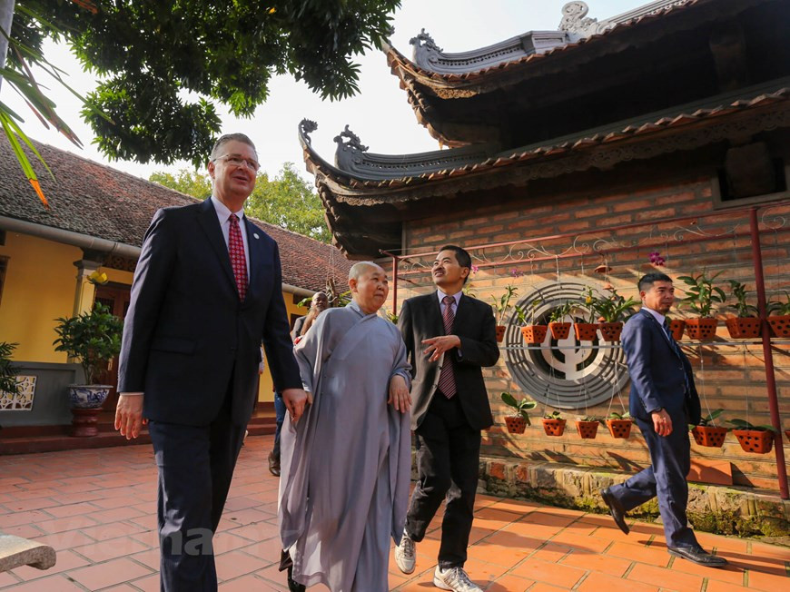 También les fascina consumir banh chung, pasteles cuadrados de arroz glutinoso, cerdo y guisantes envueltos en hojas de banano y otras plantas, el cual, debido a su consistencia grasa se sirve a menudo con cebollas marinadas, lo que facilita su digestión, porque bueno es disfrutar, pero mejor aún cuidarse el estómago. Otros platos tradicionales son pescado cocido con galanga, un condimento típico de la familia del jengibre, lo que lo hace afrodisíaco, carne de cerdo magra, pollo y gelatina de carne. En la central ciudad de Hue, asiento alguna vez de la corte imperial, se registran cientos de platos creados por hacendosos maestros de cocina para que los monarcas los consumieran en el Año Nuevo Lunar y que, con el tiempo y, en especial, la revolución, han pasado a ser patrimonio de todos. (Foto: Vietnam+) 