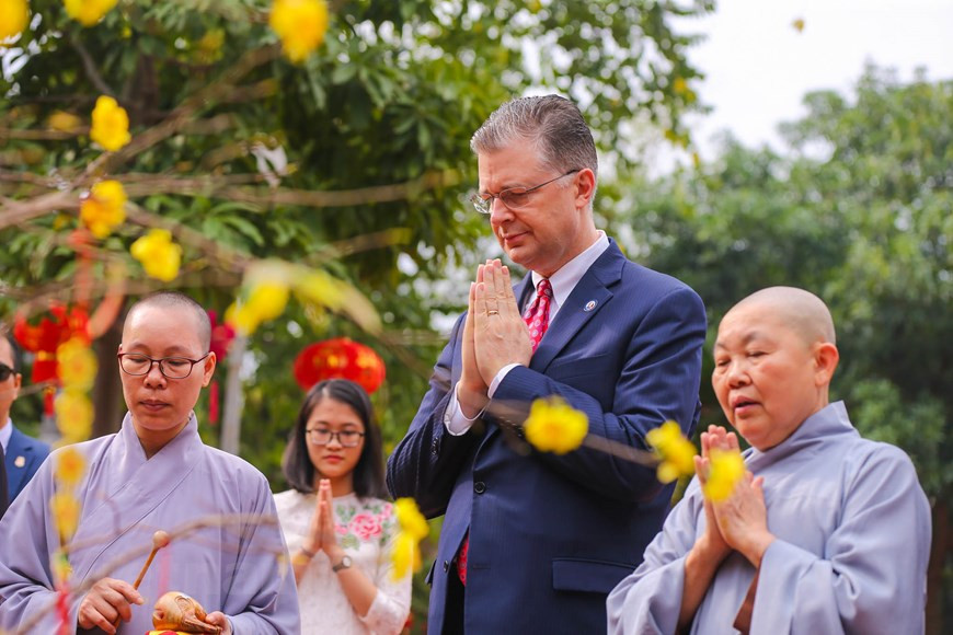 Esta actividad muestra el interés y el respeto del propio Kritenbrink en particular y de la Embajada estadounidense en general por la cultura y las tradiciones vietnamitas. De acuerdo con datos de la VCCI, el valor del intercambio comercial bidireccional aumentó casi 120 veces, de 450 millones de dólares en 1994 a 60 mil millones de dólares en 2018. En 2019, el volumen de exportación del país sudeste asiático a los Estados Unidos ha crecido al galope, alcanzando más de cinco mil millones de dólares en enero, precisa la fuente. El sector textil ha sido la industria de mayor volumen, seguido por los del calzado y la madera, según datos oficiales. El medio resalta que después de diez años de negociaciones persistentes, el mango vietnamita conquistó el mercado estadounidense, uno de los más exigentes. Se trata de la sexta fruta de Vietnam que obtuvo la entrada a ese país, después del lichi, el longán, el rambután, el caimito, y la pitahaya (fruta de dragón). (Foto: Vietnam+) 