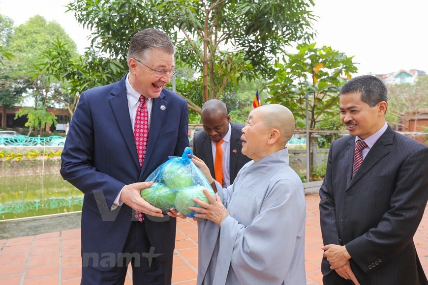 Antes de su partida, el embajador envió las mejores felicitaciones y deseos al personal de la pagoda y a todo el pueblo de Vietnam por un Tet feliz y alegre y un exitoso año. Según la tradición, si todas las cosas transcurren de buena manera el día inicial, los meses siguientes serán de suerte y fortuna, por lo tanto ese visitante se respeta de manera especial. Para explicarlo de algún modo, cada familia invita, en los meses finales del año anterior, a una persona conocida por su moralidad y posición social para realizar tal costumbre. Siguiendo las tradiciones de la cultura, el visitante entrega un regalo al dueño de la casa, deseándole salud, felicidad y prosperidad. Por su parte, el dueño recibirá al cliente con comidas deliciosas y cuentos divertidos, con votos por un ciclo de buena suerte y alegría. (Foto: Vietnam+) 