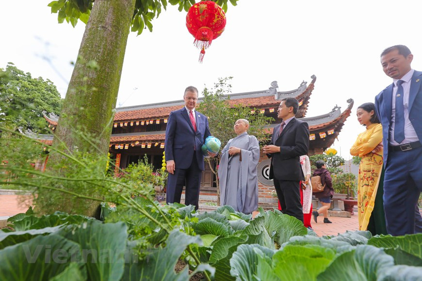 El diplomático se mostró emocionado por la bienvenida acogedora de los monjes de la pagoda y dijo sentirse impresionado por la arquitectura y la solemnidad del establecimiento de mil años de antigüedad. Además, el Tet constituye una ocasión favorita de los niños para estrenar nuevas ropas, visitar los parques histórico- culturales, asistir a los juegos públicos y saludar a sus parientes, en especial recibir los sobres rojos con dinero de la suerte. Los niños siempre se educan en ahorrar y gastar ese dinero en asuntos útiles tales como comprar libros de estudio, en las matriculas o ayudar a los amigos desfavorecidos. Por eso, las personas suelen presentarse a los vecinos, parientes y amigos en los primeros días del año lunar, llevando los sobres rojos para expresar las felicitaciones tradicionales relativas a la salud y estudio de los infantes. (Foto: Vietnam+) 